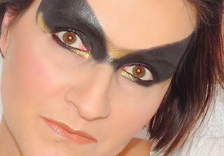 Gold glitter and dark black pour le Monday Shadow Challenge Gold glitter and dark black pour le Monday Shadow Challenge