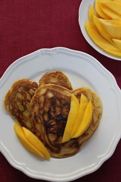 Pancakes à la noix de coco, mangue et sirop de lime