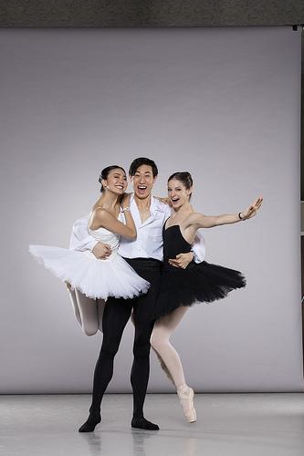 Vos partenaires sont vos nouveaux réseaux de communication Photo Backes & Strauss dans les coulisses avec Shiori Kase, Jinhao Zhang et Laurretta Summerscales © Johan Persson