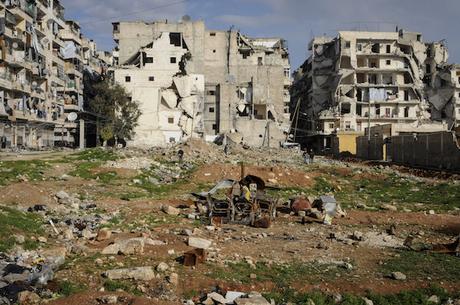 En 2015, l’action du CICR a bénéficié à des millions de personnes en Syrie Périphérie d'Alep. Des enfants jouent avec des chaises brûlées. Outskirts of Aleppo. Kids playing with burnt chairs.