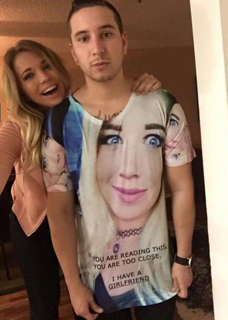 Elle lui offre un t-shirt à son effigie pour éloigner les filles 'If-you-are-reading-this,-you-are-too-close.-I-have-a-girlfriend.