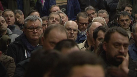 Briouze: des agriculteurs s'opposent à la FNSEA et aux mesures du gouvernement Les producteurs en réunion hier à Briouze