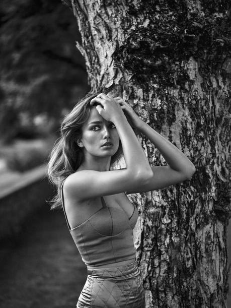 Andreea Diaconu par Lachlan Bailey andreea-diaconu-by-lachlan-bailey-for-vogue-china-november-2015-01-folkr