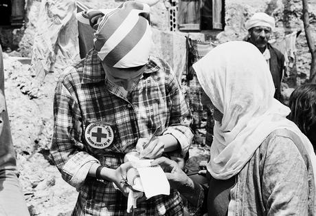 Dans les archives : connaissez-vous cette photo ? Une déléguée du CICR prend un message. ICRC delegate taking a message.