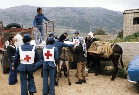 Dans les archives : connaissez-vous cette photo ? Sud Liban. Chargement de secours alimentaire ( farine, boîtes de conserve...) à dos d'ânes en vue de les acheminer vers les villages inaccessibles en voitures. South of Lebanon. Loading food aid ( flour, cans...) on a donkey, for the carriage to inaccessible villages.