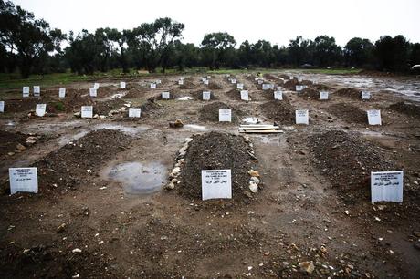 Fin de l’Europe : la responsabilité française Des tombes anonymes de migrants morts durant la traversée de la mer Egée, entre la Turquie et l’île grecque de Lesbos, au cimetière de Mytilène, capitale de l’île, le 4 janvier.