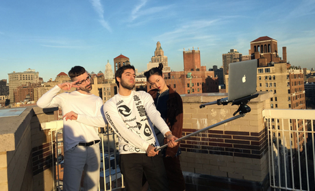 Insolite : une perche à selfies… pour MacBook ! perche-a-selfies-MacBook