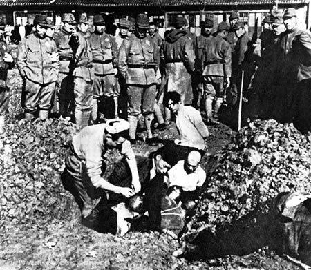 Massacre de Nankin : viols, tortures, meurtres Chinese_civilians_to_be_buried_alive