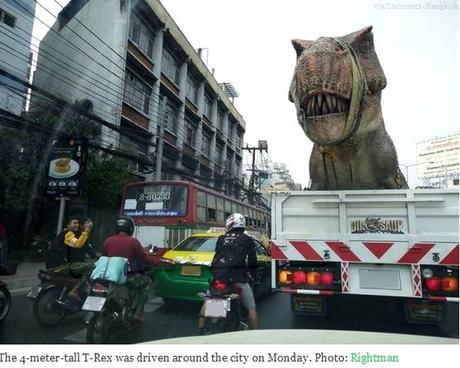 Bangkok, un dinosaure verbalisé (vidéo)