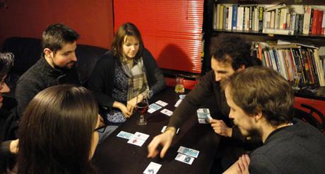 Cinq joueur testent le jeu de carte sur les éco-gestes EKO-CITOYENS !