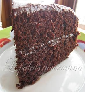 Gâteau étagé au fudge, glaçage à l’avocat et au chocolat