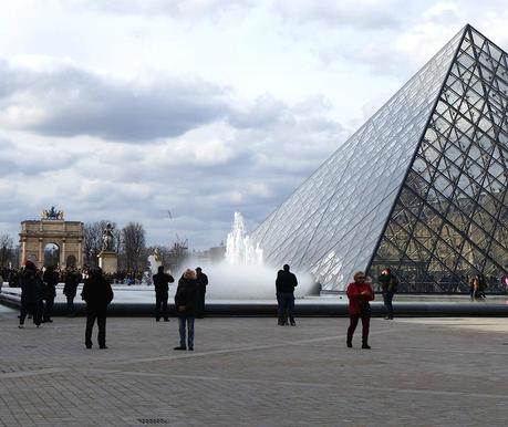 Pyramide du Louvre et Arc de Triomphe des Tuileries