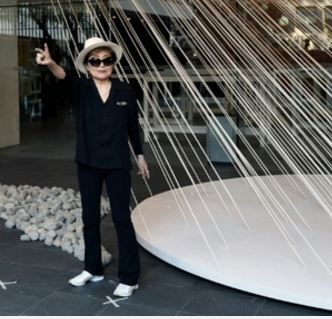 Yoko Ono, brièvement hospitalisée, se porte bien Yoko Ono, brièvement hospitalisée, se porte bien