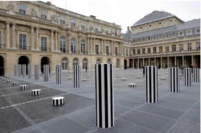 Daniel Buren investit le Palais des Beaux-Arts Buren Photo-souvenir : Les Deux Plateaux, sculpture permanente in situ, cour d'honneur du Palais-Royal, Paris, 1985-1986. Détail. © DB-ADAGP Paris