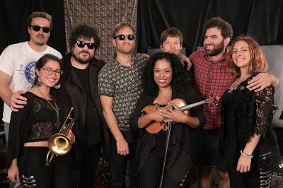 Le groupe The Arcs nous transporte Le groupe The Arcs nous transporte