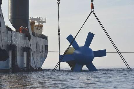 Ouessant veut s’éclairer au courant marin L'hydrolienne D10 de Sabella, lors de son immersion le 25 juin 2015.