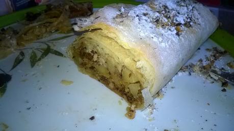 Strudel aux pommes, raisins secs et noisettes