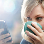 Étude : le casino sur mobile plairait davantage aux femmes femme-iphone