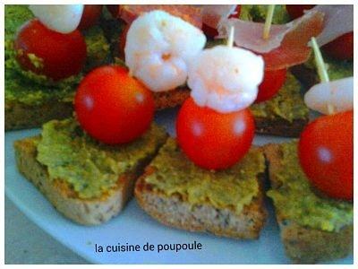 Toast sans gluten au pesto, tomates et crevettes. Toast sans gluten au pesto, tomates et crevettes.