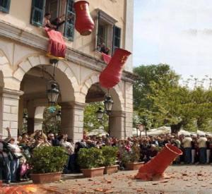 Traditions de Pâques dans des langues et des pays différents Easter Traditions in Greece