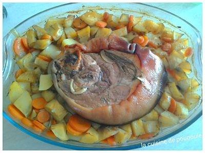 Rouelle de porc aux carottes, pomme de terre, thym et romarin au four Rouelle de porc aux carottes, pomme de terre, thym et romarin au four