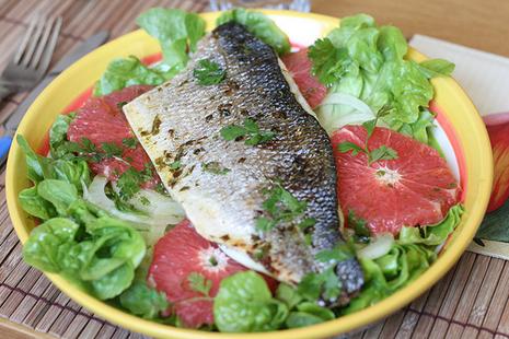 Salade de pamplemousse, fenouil & filets de bar marinés à la vanille Salade de bar au pamplemousse