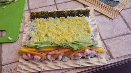 Sushis crevettes avocat et mangue, sauce cari-érable Sushis crevettes avocat et mangue, sauce cari-érable