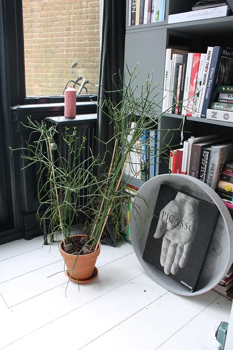 The black light peinture murs gris fonce