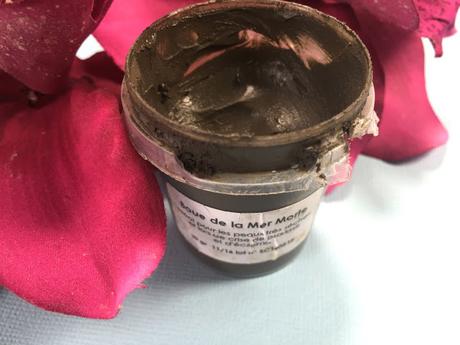 Un masque à la boue de la mer morte 100% naturel Un masque à la boue de la mer morte 100% naturel