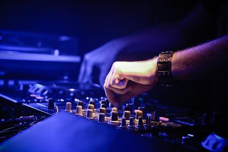Pas de soirée, pas de chocolats ! dj-865173_960_720