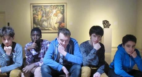 Sacha, François, Vincent, Jules et Gianni prennent la pose devant les œuvres qu'ils ont choisi de mettre en valeur. 