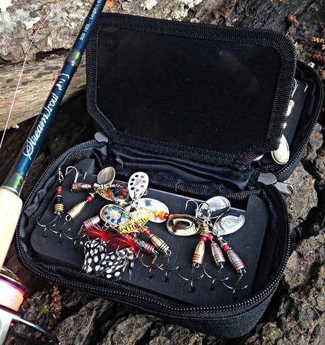 Trousse à cuillers et poissons nageurs (Suissex) Trousse à cuillers et poissons nageurs (Suissex)