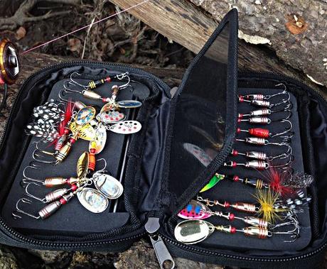 Trousse à cuillers et poissons nageurs (Suissex) Trousse à cuillers et poissons nageurs (Suissex)