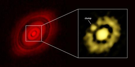 Observation d’un embryon planètaire autour d’une très jeune étoile À gauche : le disque protoplanètaire de HL Tauri observé avec Alma (fin 2014). À droite : région centrale observée cette fois avec le VLA. Dans l’anneau grumeleux, on distingue un agrégat de matière (_clump_) qui semble se détacher. Sa masse est estimée entre 3 et 8 fois celle de la Terre. Une super-Terre est peut-être en train de se former — Crédit : Carrasco-Gonzalez et al., Bill Saxton, NRAO, AUI, NSF