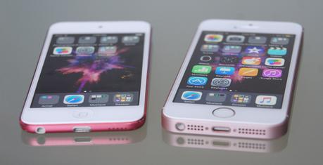 L'iPod Touch et l'iPhone SE.
