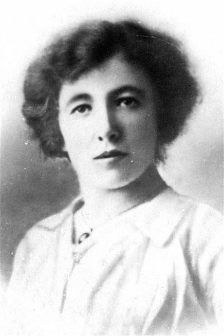Gabrielle Petit (20 février 1893 – 1 avril 1916)