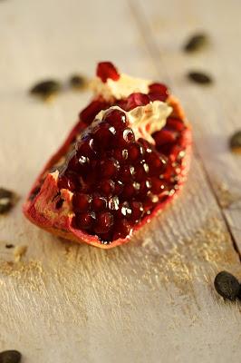 Salade de courge crue , pois chiches , grenade et coriandre Salade de courge crue , pois chiches , grenade et coriandre