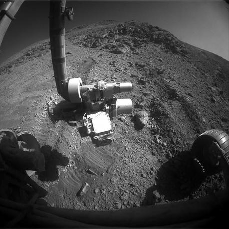 Sur Mars, Opportunity évite de déraper et observe une colonne de poussière Tout proche de sa cible, Opportunity a malheureusement du renoncer malgré ses tentatives de l’atteindre. On peut voir sur cette image, les traces de dérapages du rover sur ce terrain sablonneux en pente — Crédit : NASA, JPL-Caltech