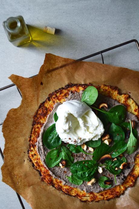 Pizza de chou-fleur, crème de champignons à la truffe, Burrata crémeuse