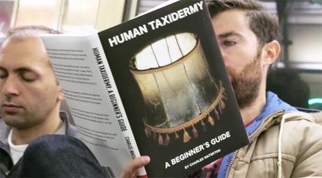 Pour attirer l’attention des usagers du métro, il lit de faux livres ! Pour attirer l’attention des usagers du métro, il lit de faux livres !