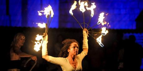 Un spectacle de feu des Nuits romanes à La Frédière (17), en Saintonge