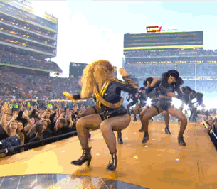 beyonce-frog-bouncing-stage