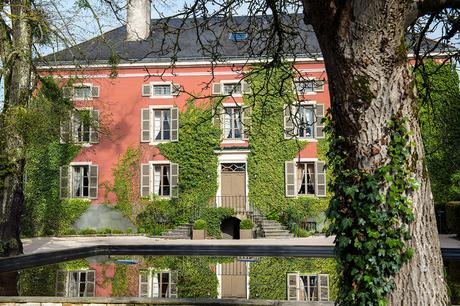 Chateau de Courban facade avec bassin Chateau de Courban facade avec bassin