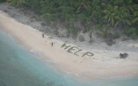 Trois naufragés secourus grâce au mot « HELP » écrit avec des feuilles de palmier help-pacific