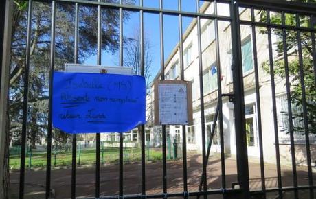 200 écoles du 93 bloquées pour dénoncer les classes sans instit Le Raincy, avril. L’école des Fougères a subi des difficultés de remplacement des instituteurs absents. Notamment, 8 maîtresses se sont succédé dans une classe de CM 1.