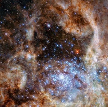 L'amas d'étoiles très jeunes et extrêmement massives R136 — Crédit : NASA, ESA, P. Crowther