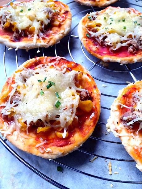 Mini pizzas express maison au thon et au maïs, une garniture très mauricienne ! Mini pizzas