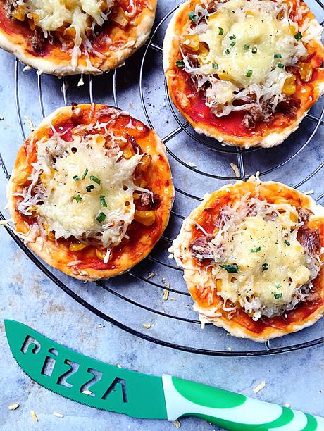 Mini pizzas express maison au thon et au maïs, une garniture très mauricienne ! Mini pizzas