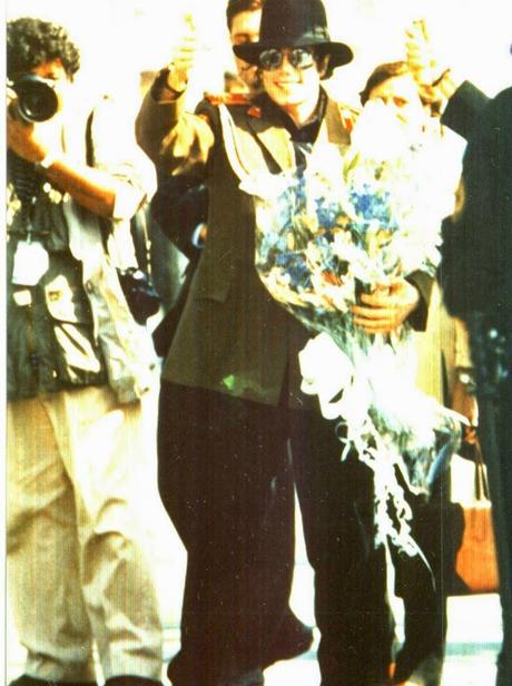 Michael Jackson visits Zaragoza Spain 1996 (5)