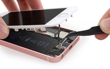 iPhone SE : quel est son coût de fabrication ? Demontage-iPhone-SE